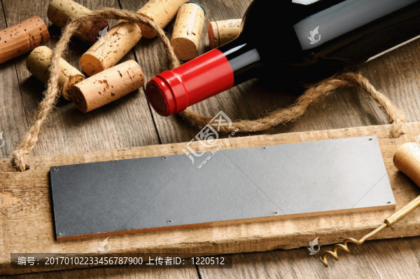 質樸的木制板；葡萄酒和軟木塞