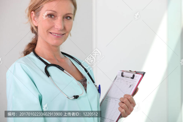 微笑的女醫(yī)生用聽(tīng)診器