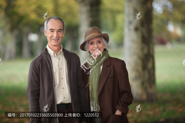 一對秋天的公園里的老夫婦