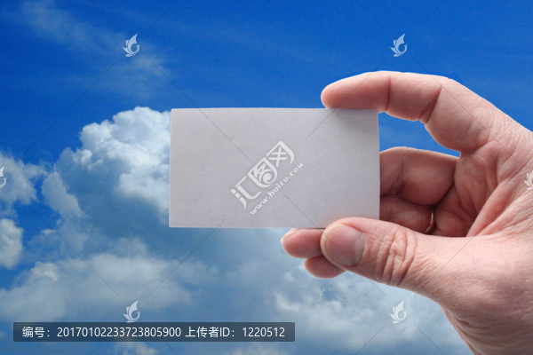 手里拿著一張空白名片