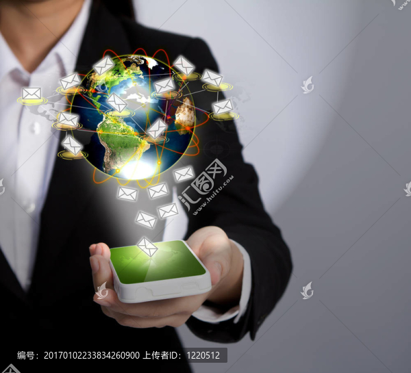 手持手機秀地球