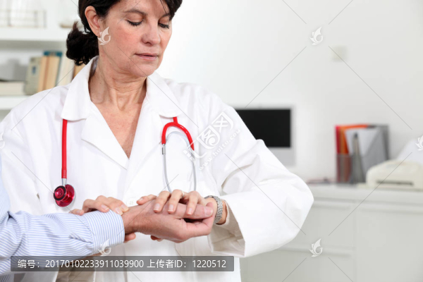 醫(yī)生取病人的脈搏