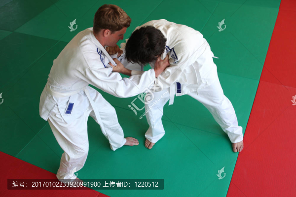 柔道對抗。