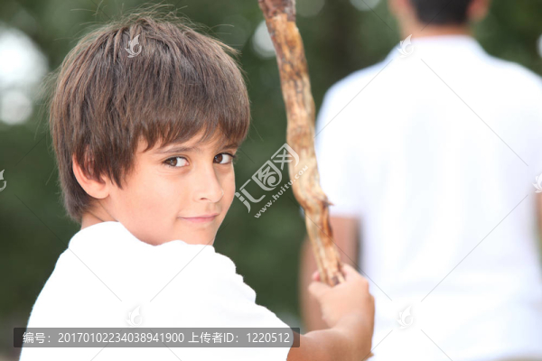 一個(gè)小男孩和一個(gè)騙子在散步