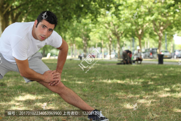 在公園里做伸展運動的年輕人