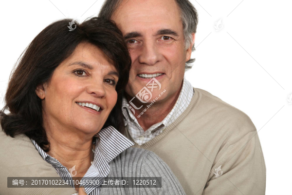 中年夫婦站在一起