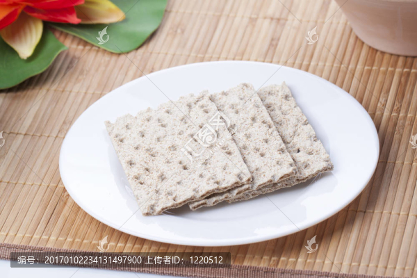 餅干在盤子里