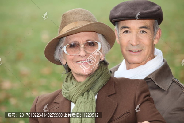 一對老年夫婦星期日下午出去散步