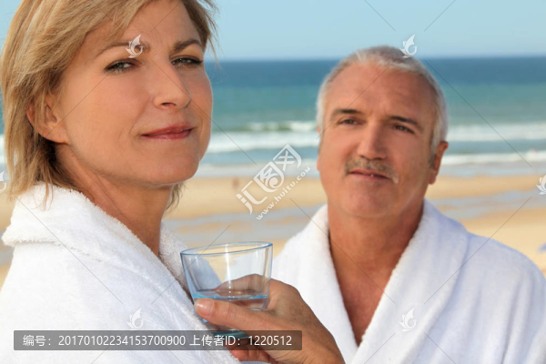 情侶穿著相配的長袍在戶外