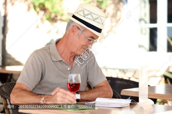 男子坐在陽臺上看書