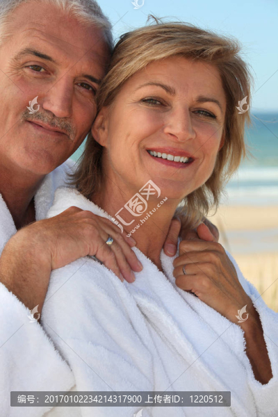 海灘中的中年夫婦