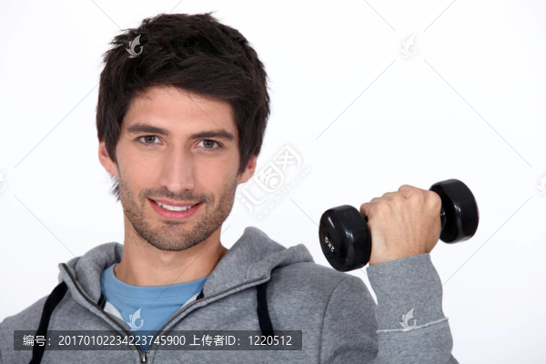 男子舉啞鈴