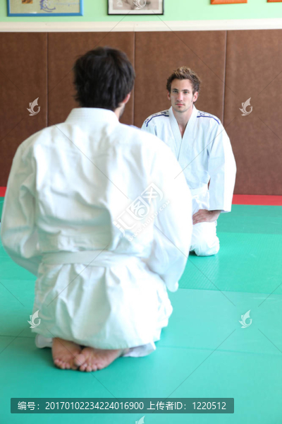 男子在柔道比賽開始