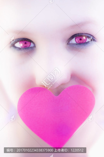粉紅眼睛的女人和愛的心