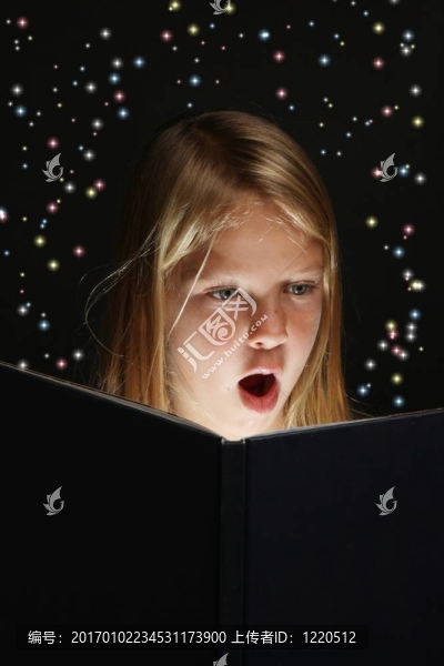 少女閱讀幻想書