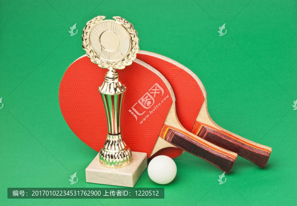 體育獎(jiǎng)和網(wǎng)球拍在綠色的桌子