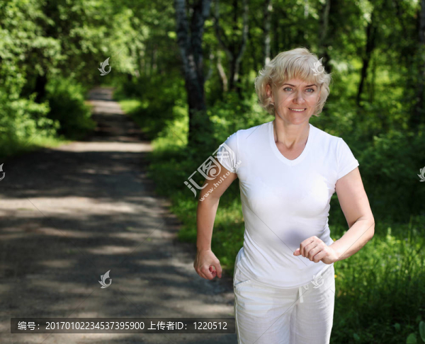 老年婦女喜歡在公園里跑步