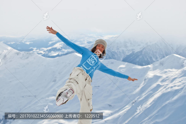 山頂上的年輕女子
