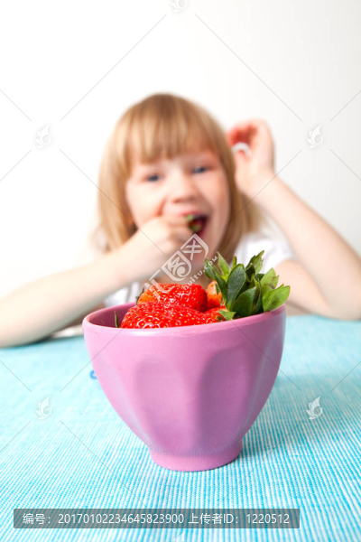 小女孩吃草莓