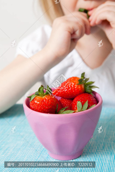 小女孩吃草莓
