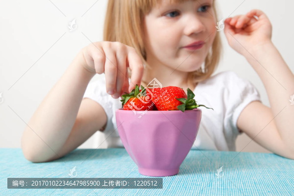帶著一碗草莓的小女孩-匯圖網(wǎng) www.fosd68.com 帶著一碗草莓的小女孩