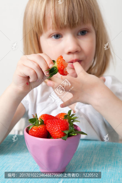 小女孩吃草莓