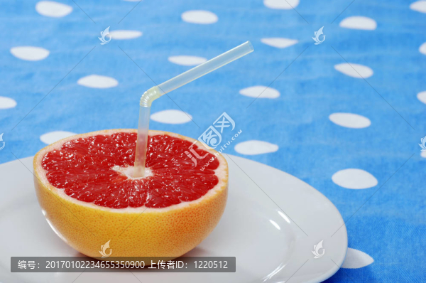 新鮮的葡萄柚汁