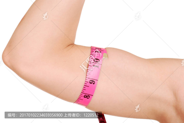 用卷尺測量肌肉女臂
