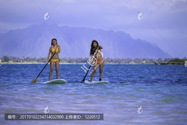 在Bikinis夜店的日本年輕女性