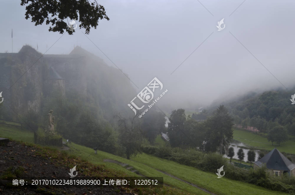 在黃昏迷霧中的城堡