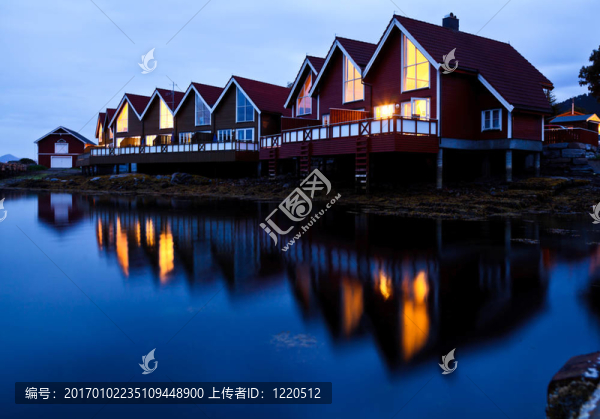 露營小屋在夜里的峽灣