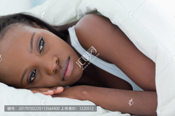 孤獨(dú)的女人醒來
