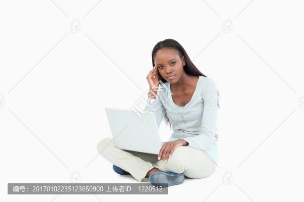 坐在地板上有筆記本電腦問題的婦女