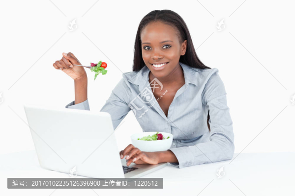 商人與筆記本同時吃沙拉