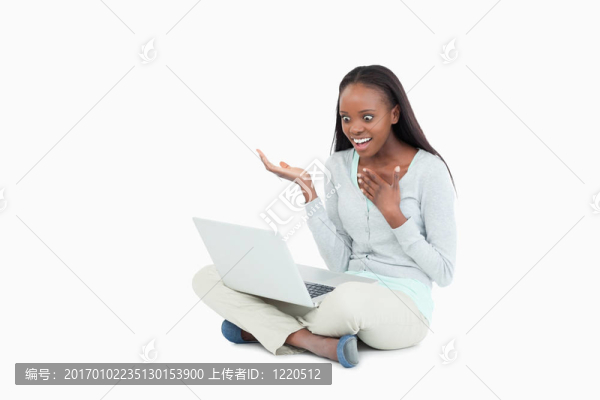 年輕女子驚訝于她的筆記本上有什么