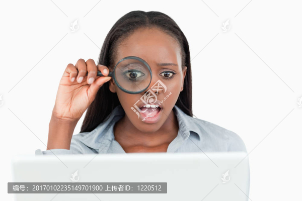 用放大鏡看自己的筆記本的商人