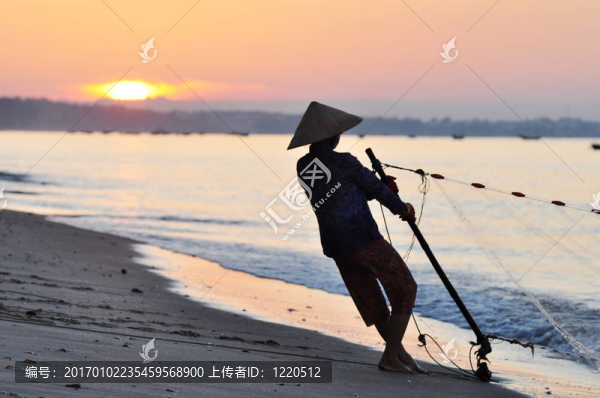 日出海灘上漁夫的剪影