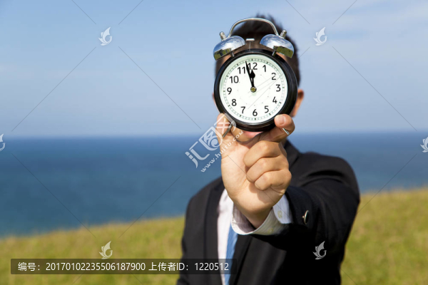 商人拿著鐘站在地上