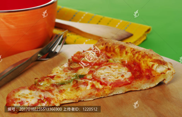 有餐具的木板上的比薩餅片；碗和桌墊（選擇性聚焦）