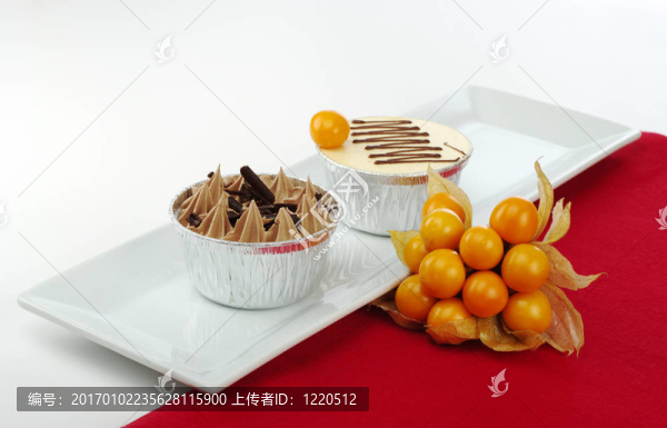 兩個(gè)小蛋糕錫紙杯上長(zhǎng)方形的白色板酸漿紅桌墊（選擇重點(diǎn)）