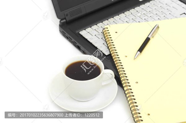 筆記本電腦上的咖啡