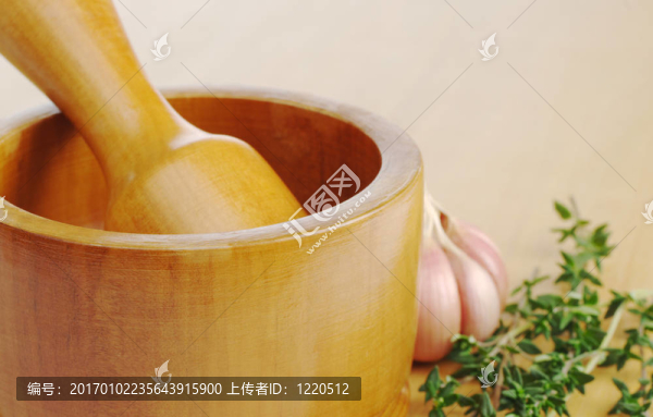 大蒜和百里香在木制板木臼（選擇重點(diǎn)）