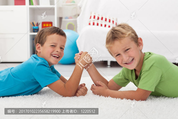 快樂男孩笑和手臂摔跤