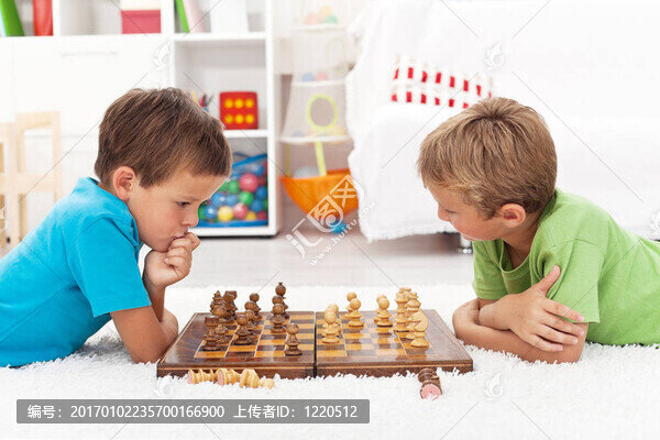 孩子們下棋