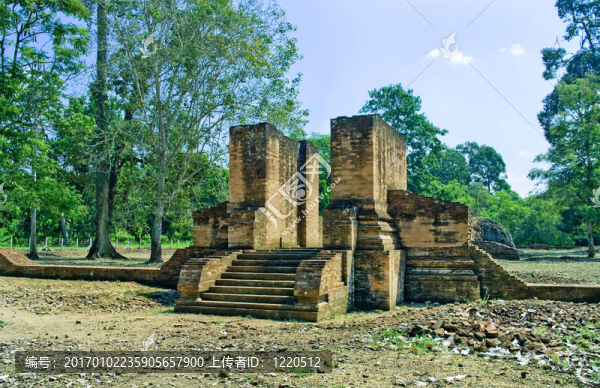 對(duì)河口占碑寺。