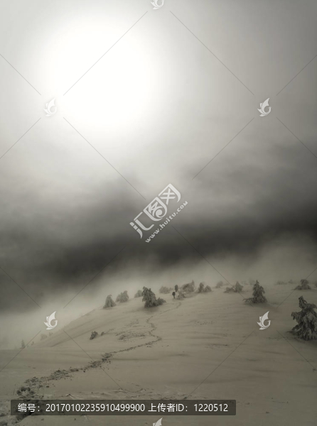 山中的冬天。登山者在山上