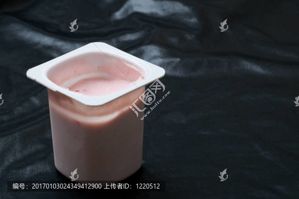 酸奶在開放的塑料玻璃