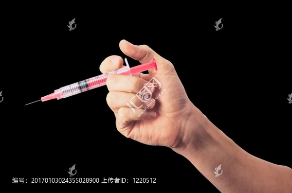 黑色背景下人的手注射器