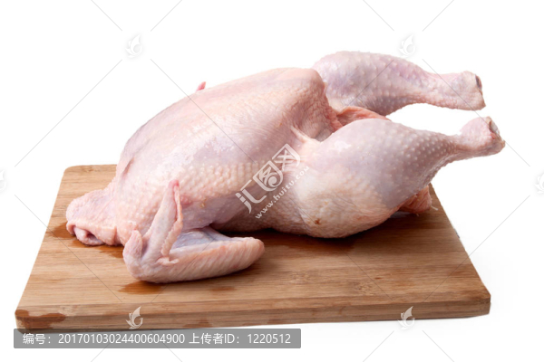 在廚房板上生雞肉