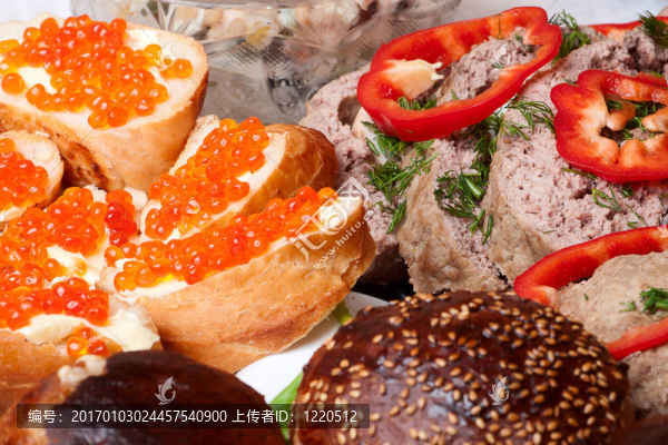與紅魚子醬肉卷三明治；